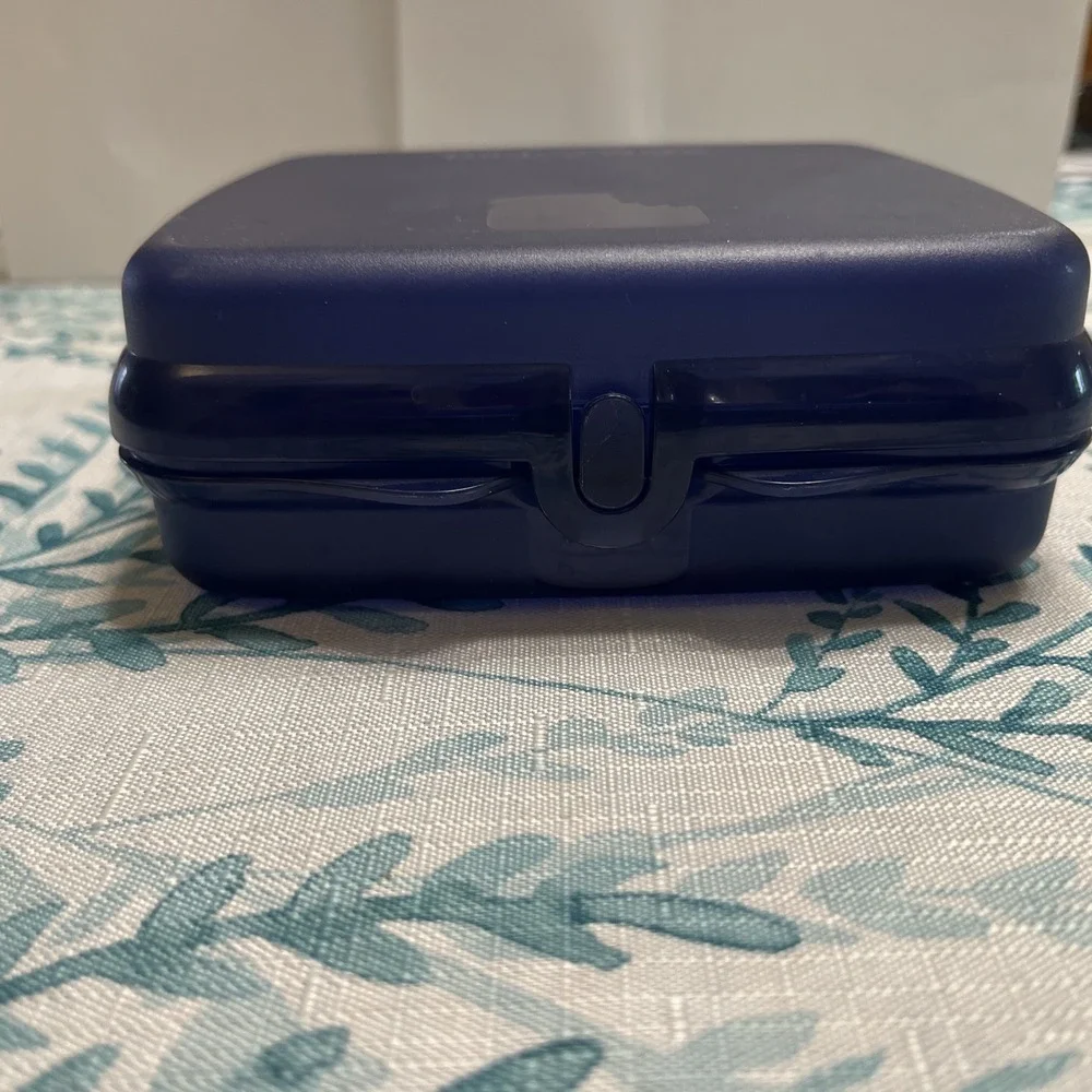Tupperware Sandwich Keeper Used‎ Clamshell Design Blue #8203A-4 Made In Mexico